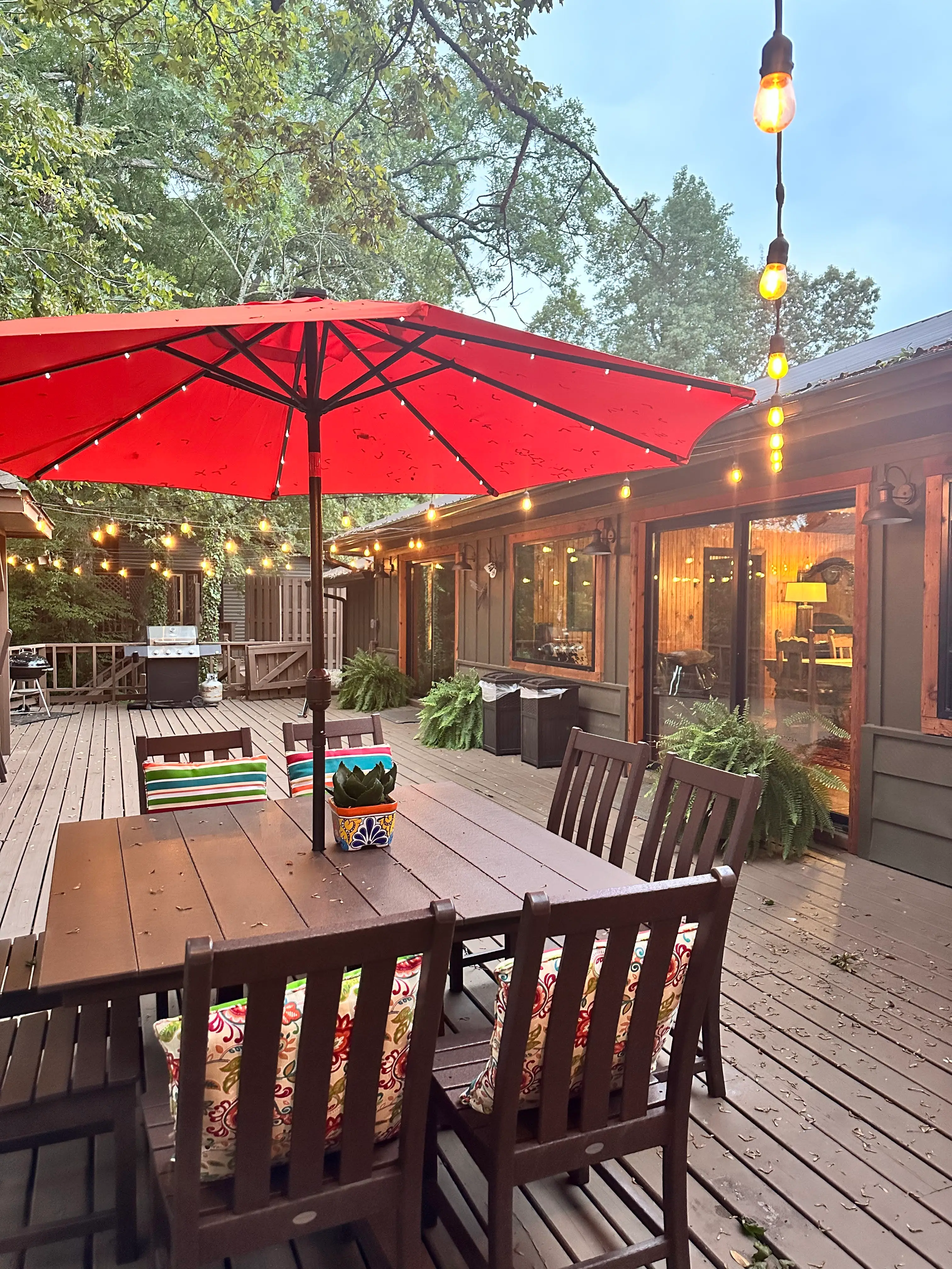 Outdoor dining area with lighting