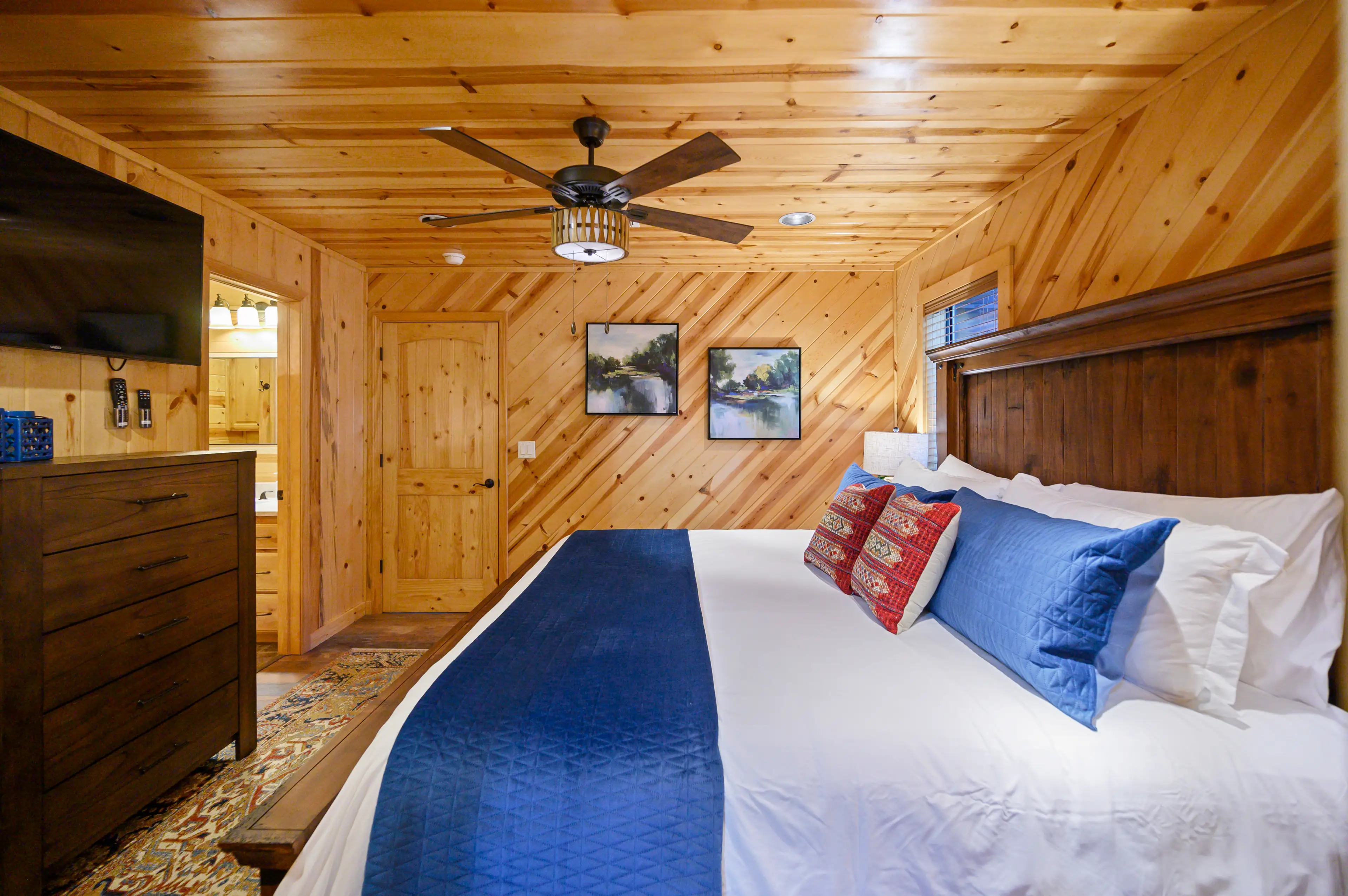 The second king master also has plenty of closet space, ensuite bath, and TV!