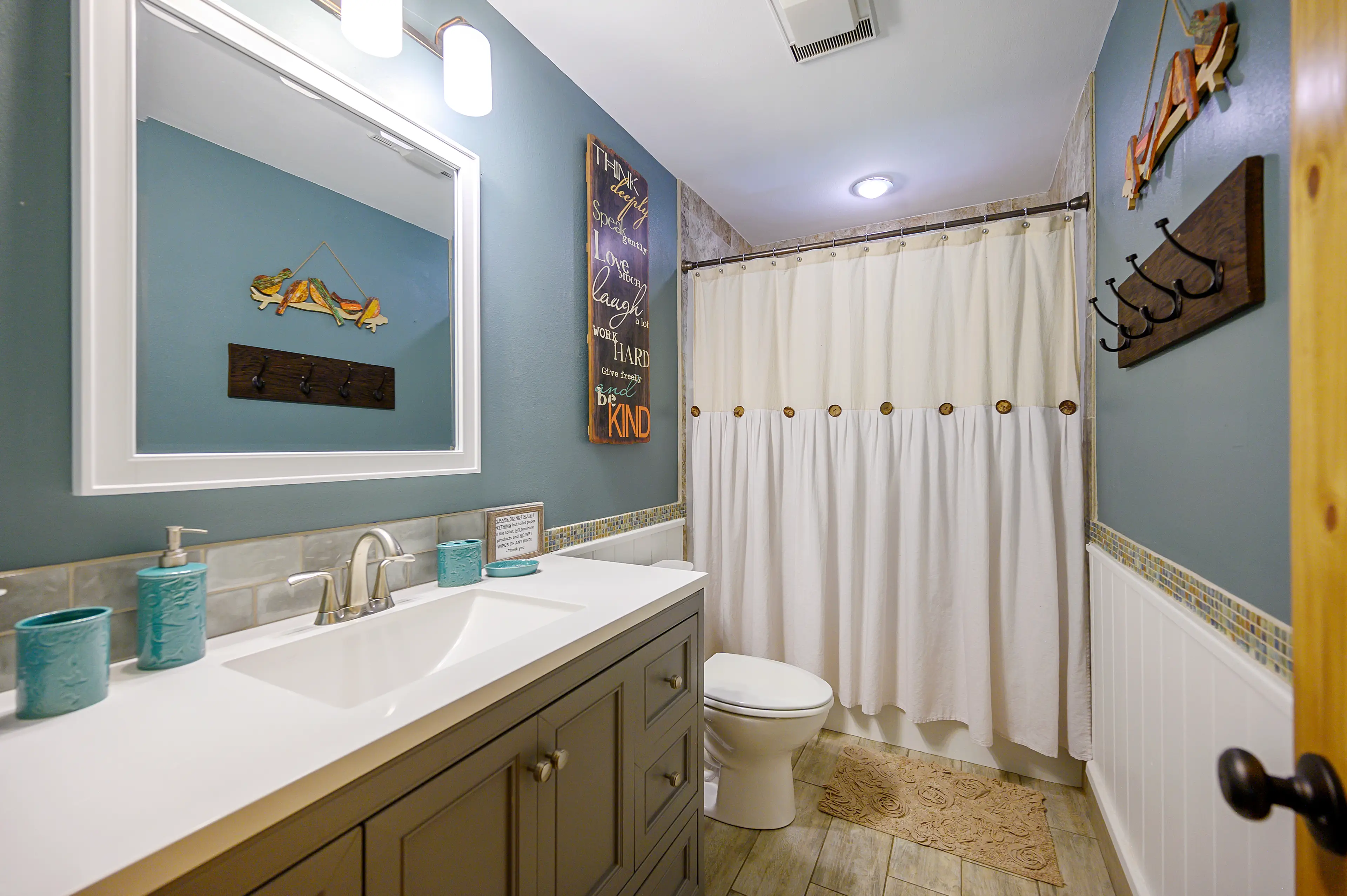 The upstairs bath has a huge tub!