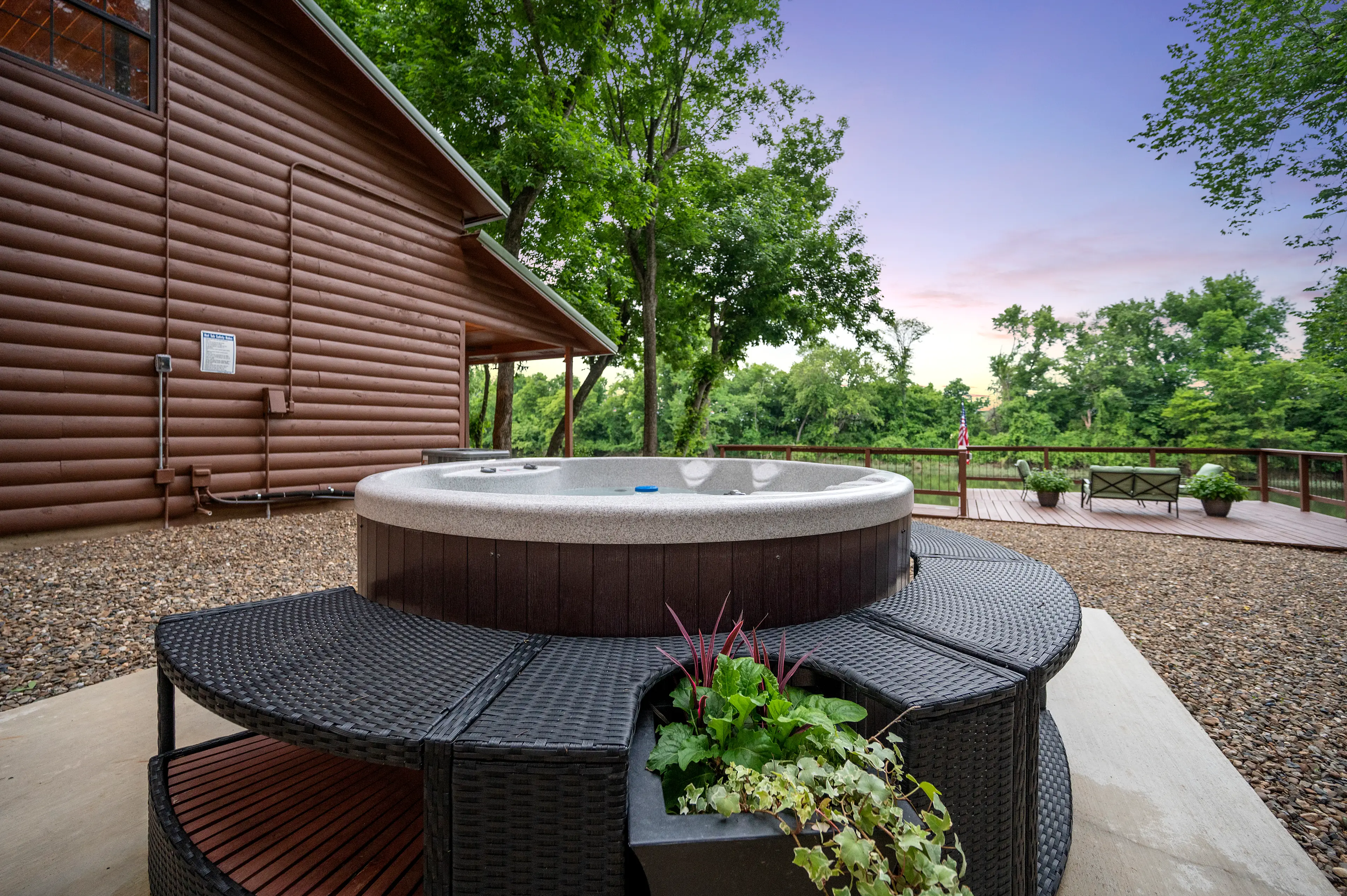 4-person round hot tub