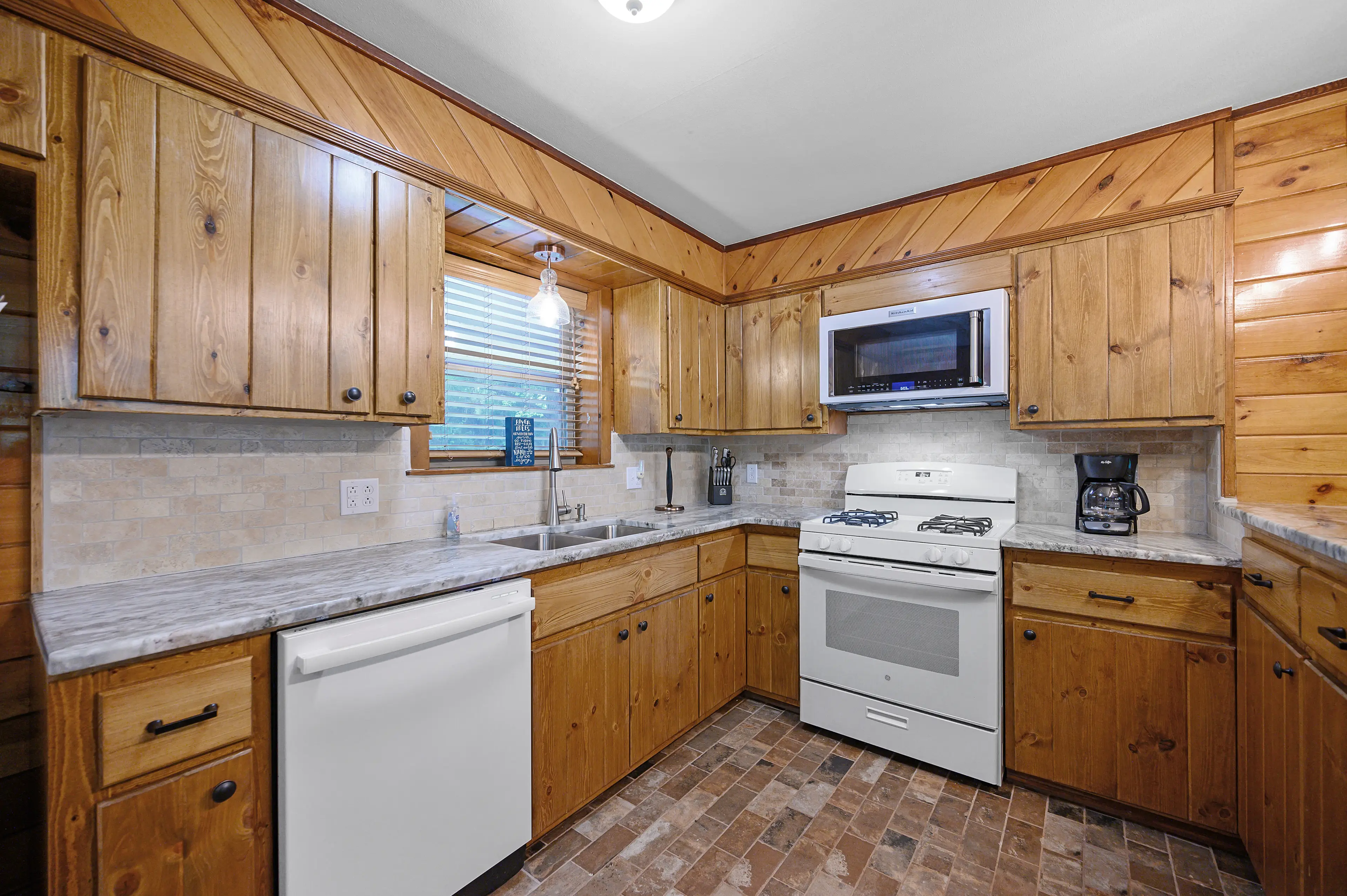 All full sized appliances in the kitchen, including a dishwasher!