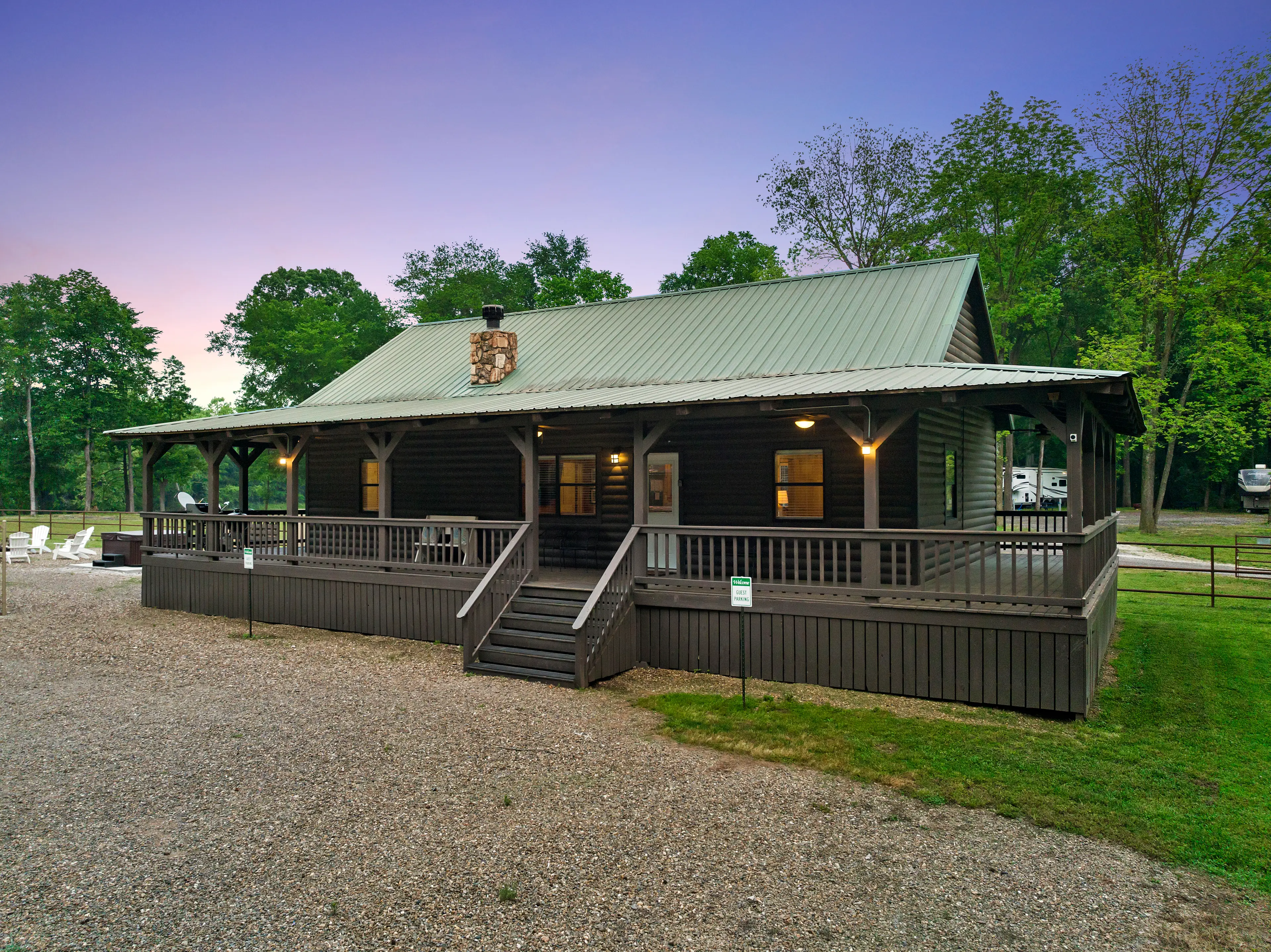 Firefly is a 2 king bedroom/2 bath cabin.