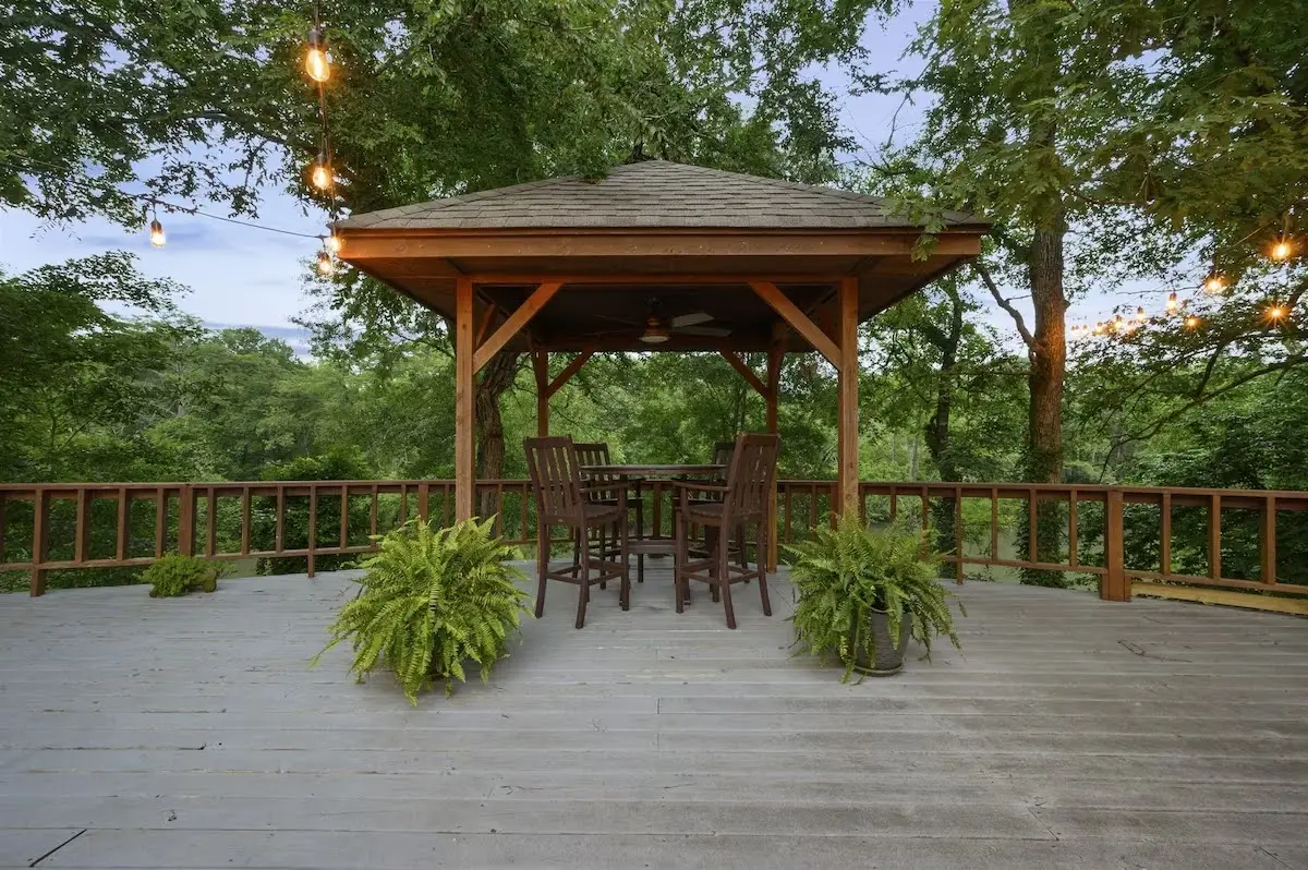 Additional covered outdoor eating space