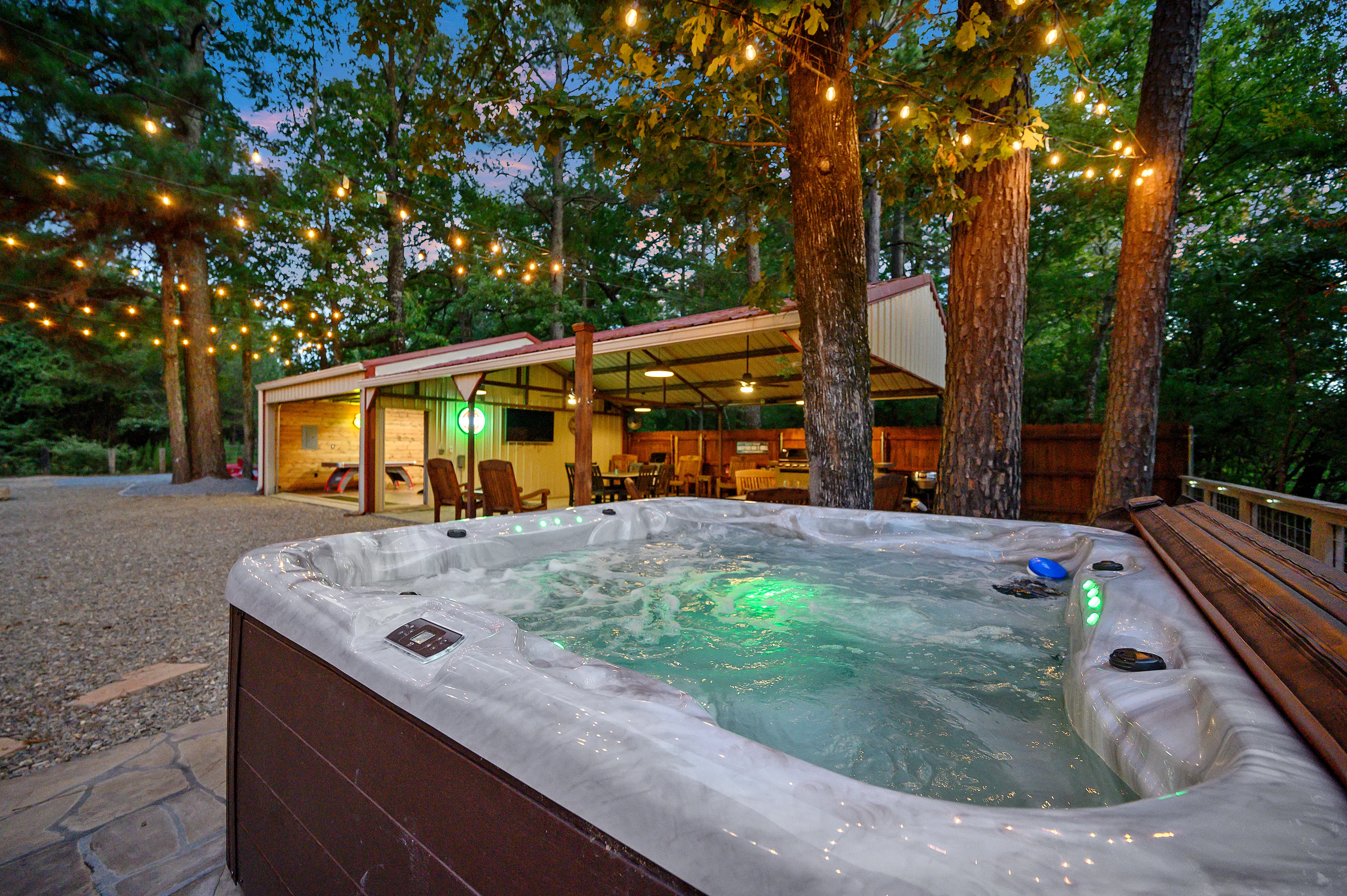 Huge hot tub overlooking Mountain Fork River!