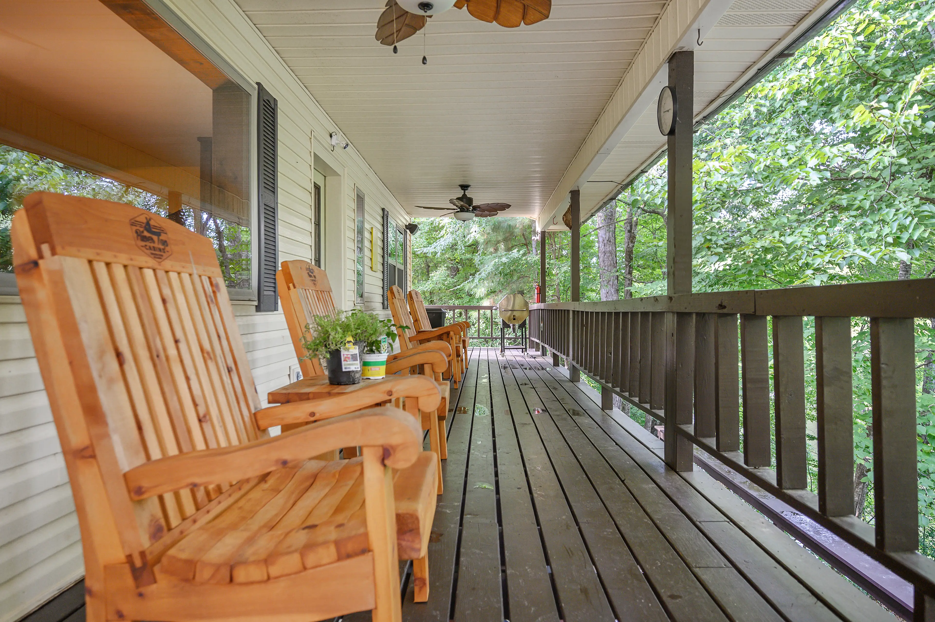 The upstairs porch has plenty of seating and amazing views of the lower Mountain Fork River!