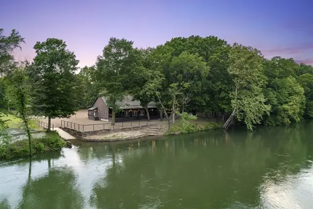 Riverhawk Bunkhouse Lodge cabin