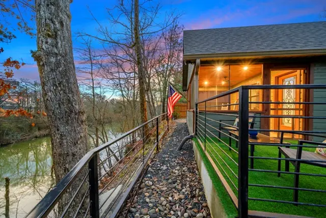 R&S River Bend cabin