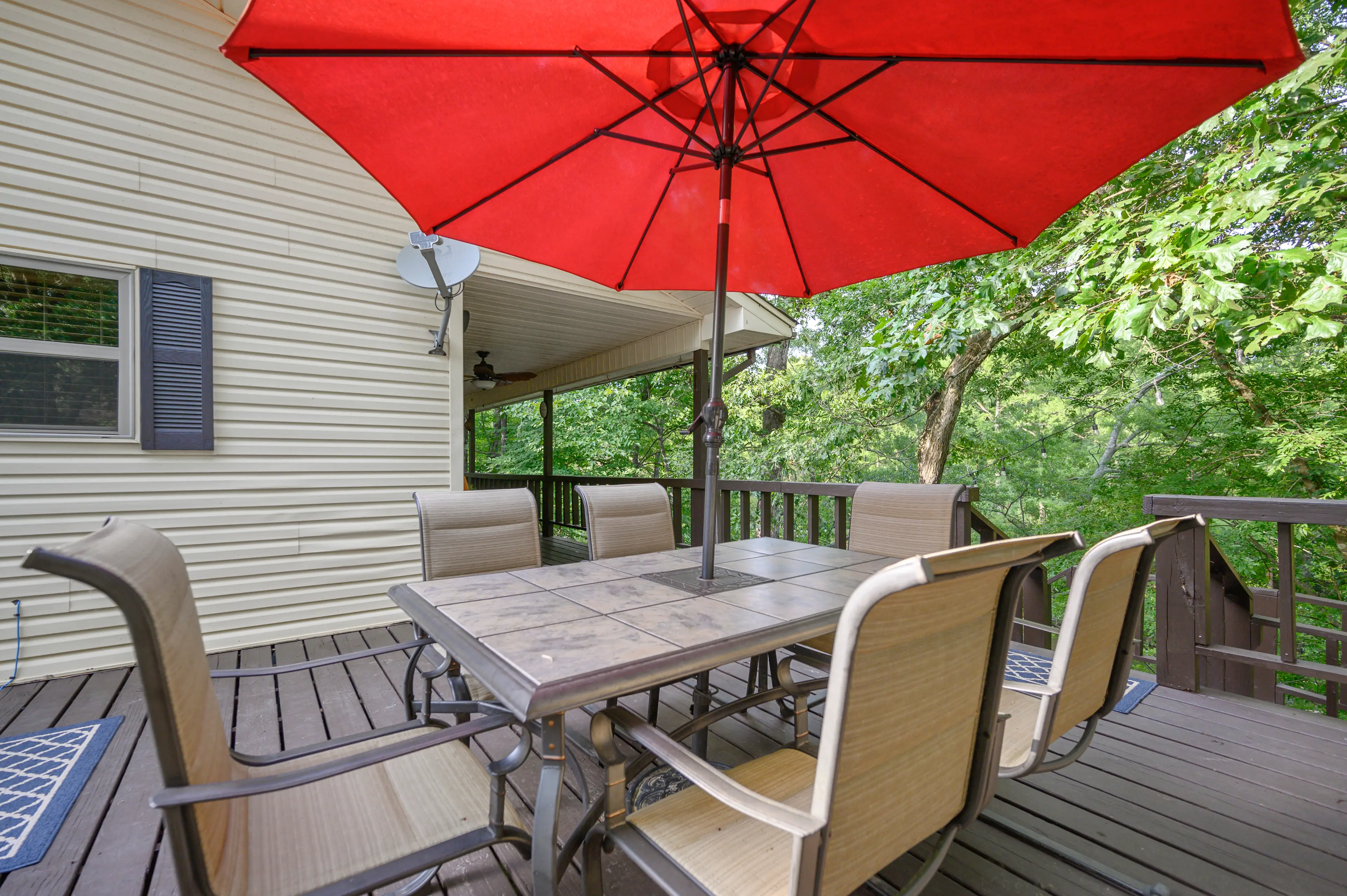 Outdoor meals are so fun with the dining table just off the kitchen!